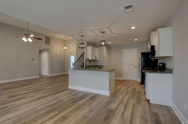 Building Photo - Luxury Home
