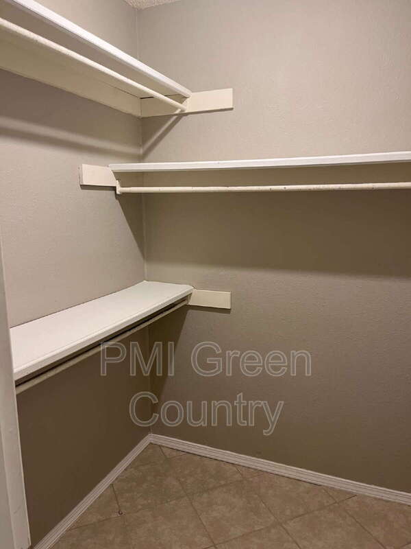 Building Photo - 900 W Norman St