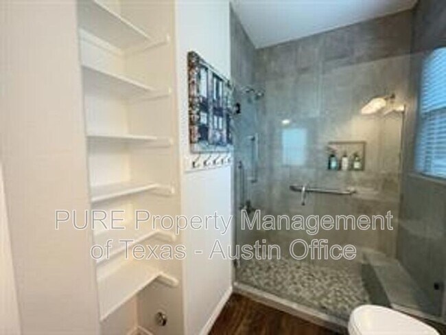Building Photo - 205 College St