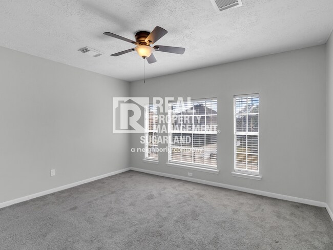 Building Photo - Executive Living in the Heart of Sugar Land