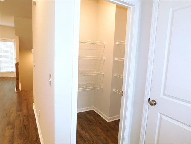 Building Photo - 1626 Halbrook Pl SW