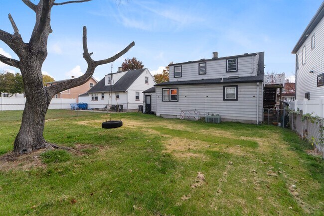 Building Photo - 689 2nd St