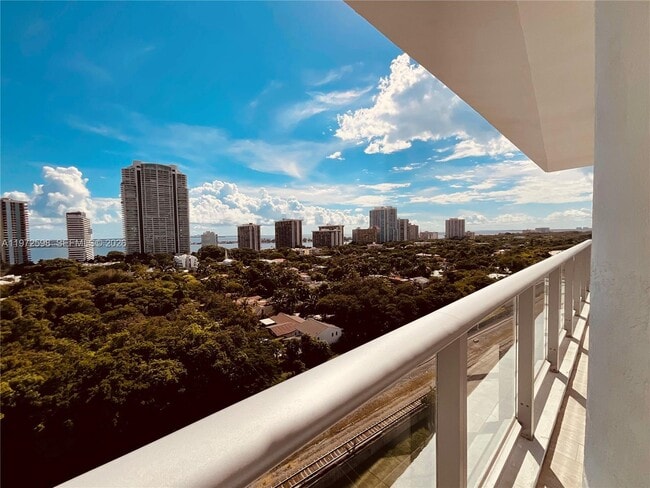 Building Photo - 1600 SW 1st Ave