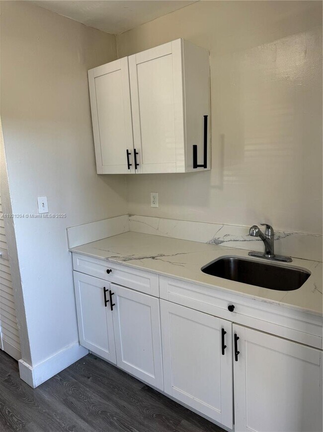 Building Photo - 522 NW 13th Ave