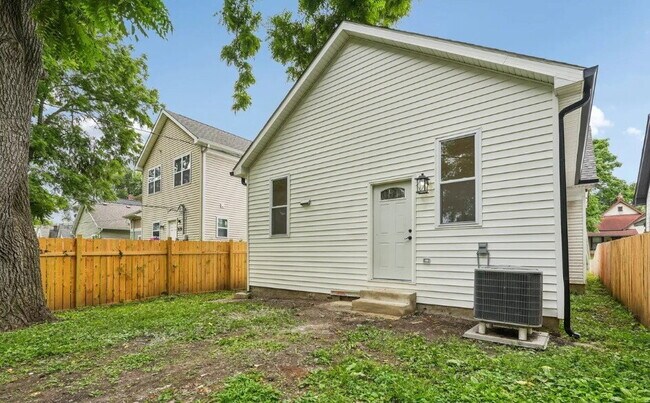 Building Photo - Close to the City, Easy to Call Home