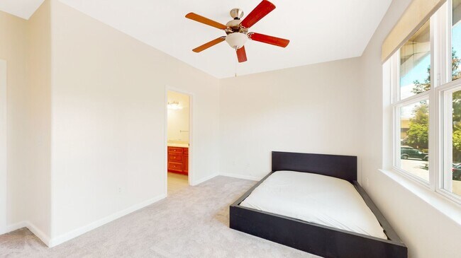 Building Photo - 4-Bedroom Townhome in San Jose!