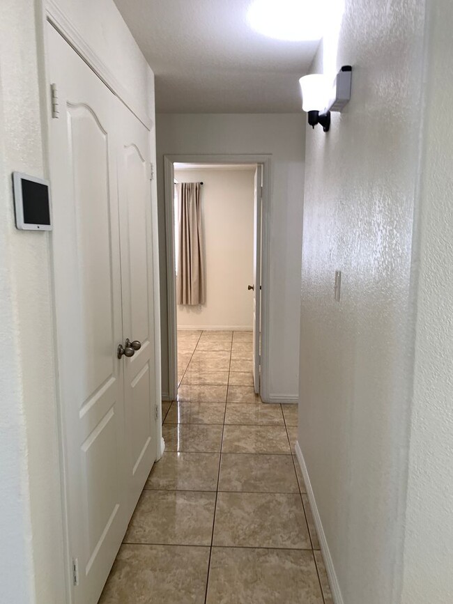 Building Photo - Beautiful home in SW Bakersfield W/Solar a...