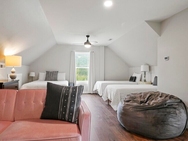Large upstairs suite - 105 Bobby Ridge Dr