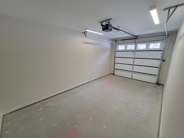 Building Photo - 823 31st St SW