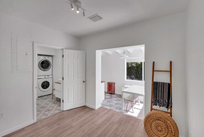 Building Photo - 565 NW 49th St