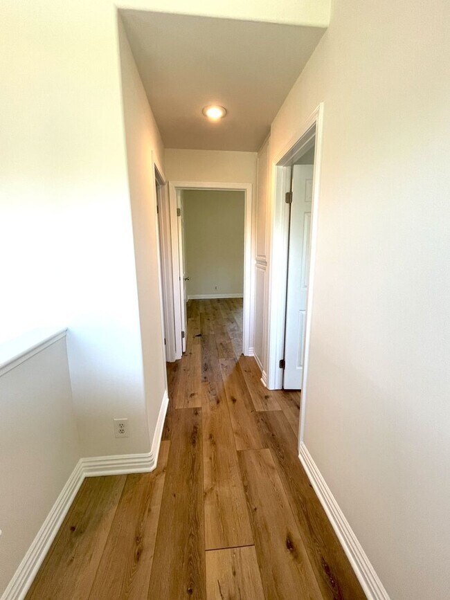 Building Photo - Updated 2 bedroom townhome in Manhattan Vi...