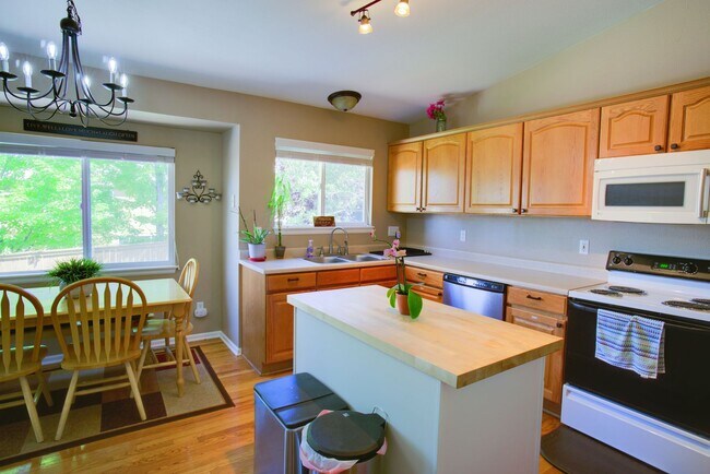 Building Photo - Beautifully Updated 3-BR Home in Heart of Westridge – Move-In Ready