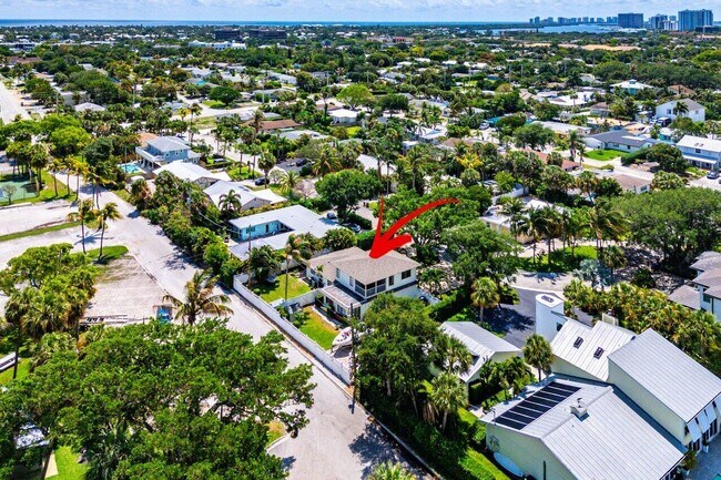 Building Photo - 2101 N Palm Cir