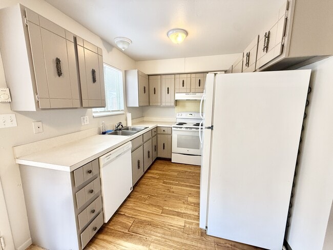 Building Photo - 3101 Azalea Dr