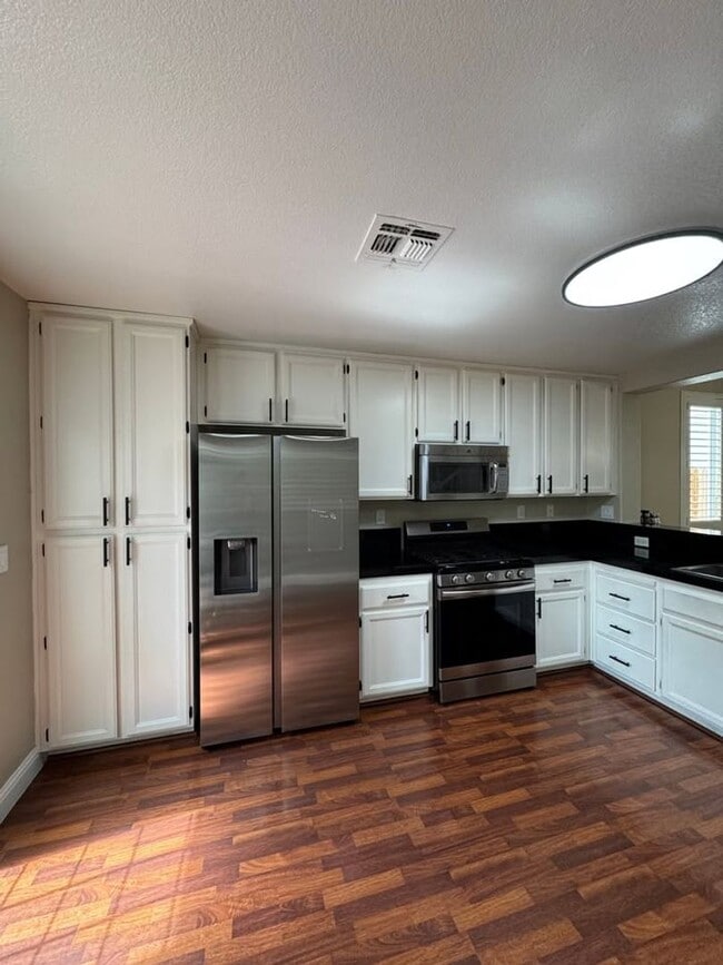 Building Photo - Beautiful home located in a desirable Rose...