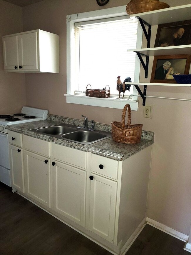 Building Photo - 1/2 off sec dep and first full month's ren...