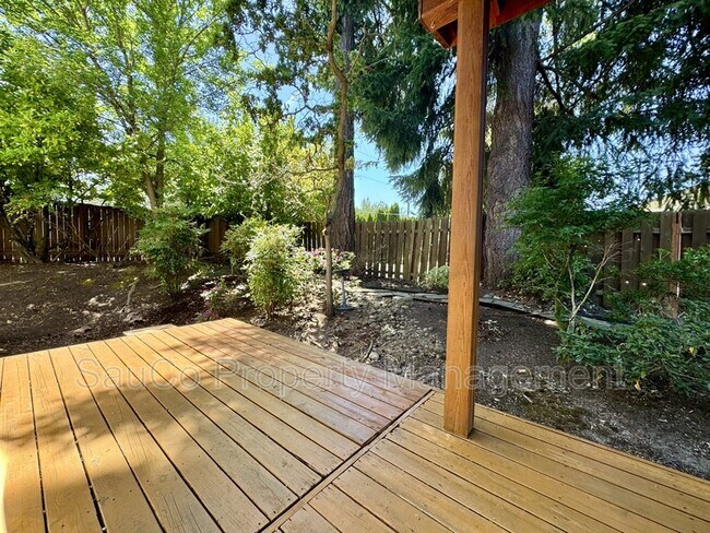 Building Photo - 7182 NE Rockridge Pl