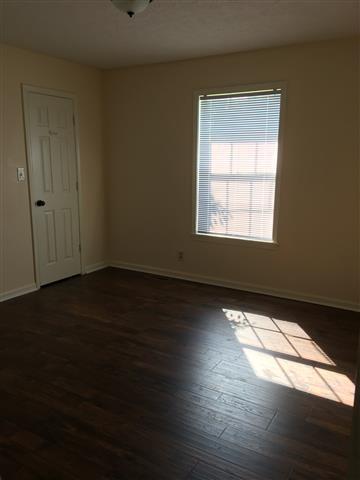 Building Photo - Super cute home close to Fort Campbell.