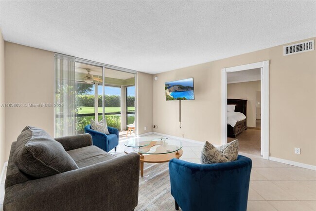 Building Photo - 9811 N Hollybrook Lake Dr