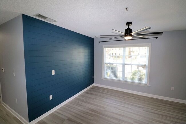 Building Photo - Newly renovated first floor condo! 2 bedrooms