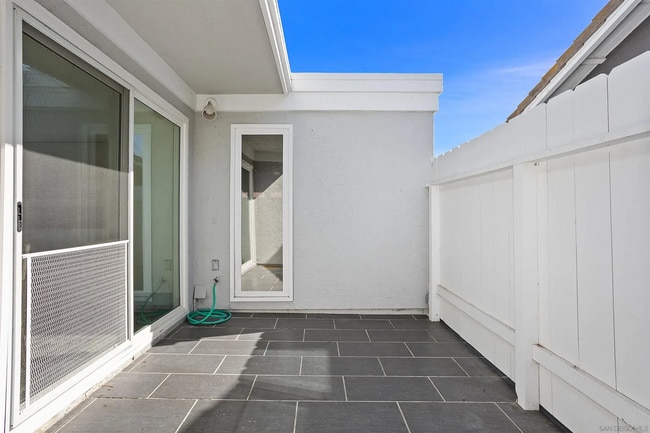 Building Photo - STUNNING HOME WITH GOLF COURSE VIEW IN WHI...