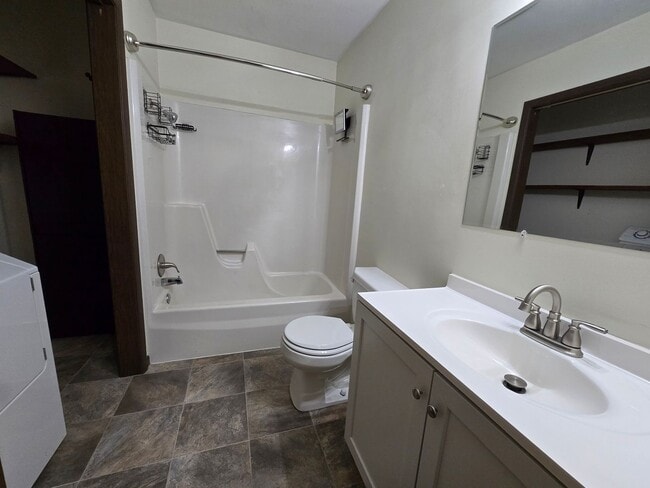 Building Photo - Cute 2-bedroom duplex in Normal!