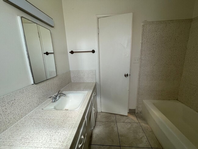 Building Photo - Cozy One Bedroom One Bathroom Cottage Home in Hemet!