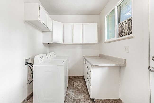 Building Photo - Spacious 3BD, 2BA Lakewood Half-Duplex wit...