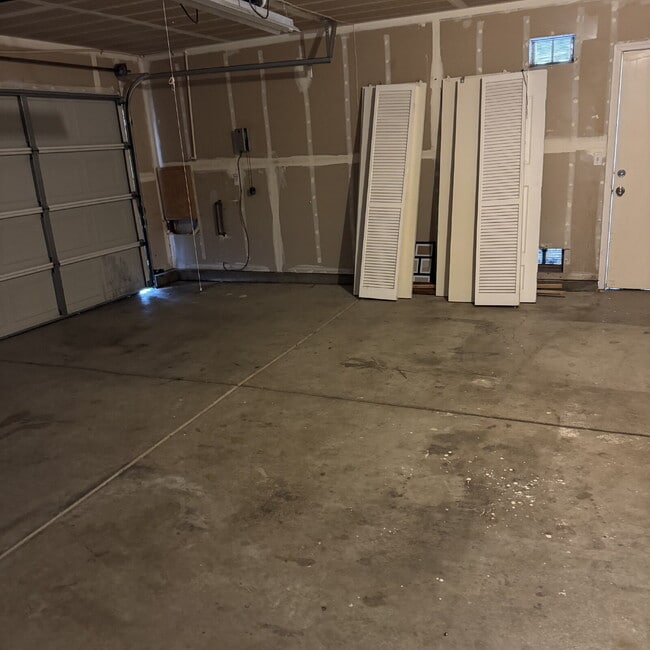 Building Photo - Great location near park and shopping