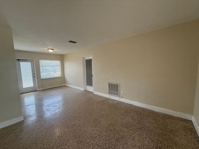 Building Photo - Tyrone single family home 2/1