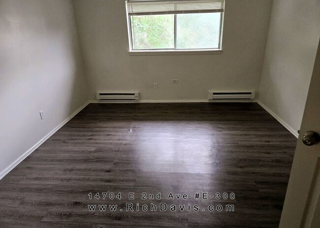 Building Photo - Great location off Sable and 2nd with lots...