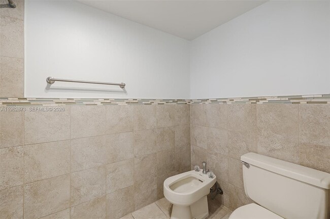 Building Photo - 555 NE 30th St