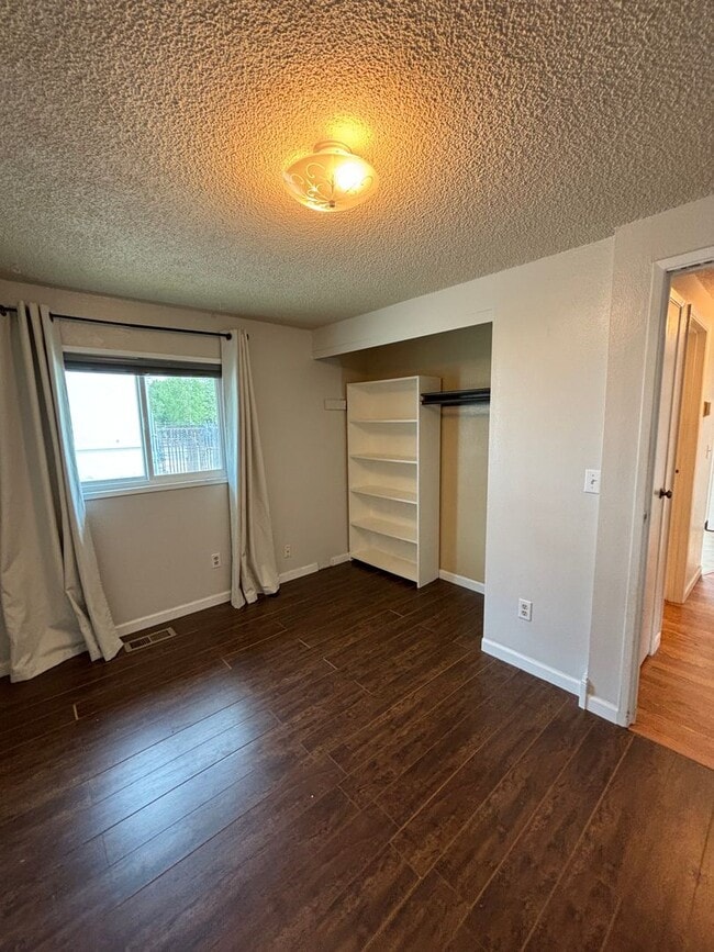 Building Photo - 2 bedroom duplex / Washer& Dryer in unit / Fuel included