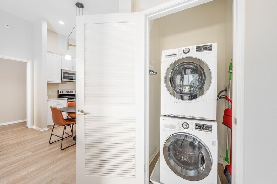 Building Photo - 4384 Iowa St