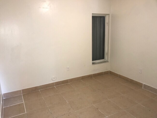 Building Photo - 917 SW 8th Pl