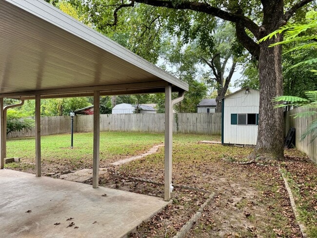 Building Photo - 2321 McKenzie Dr