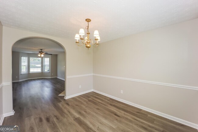 Building Photo - 877 Terance Ave