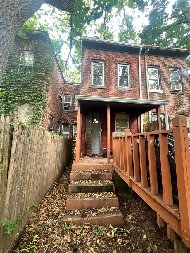 Building Photo - nice house west side must see close to 29