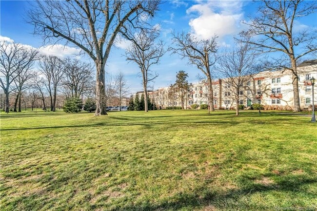 Building Photo - 140 Woodside Green