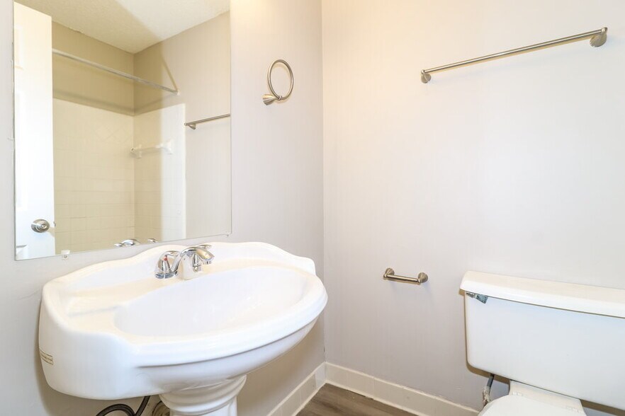 Building Photo - 3925 Birchshade Cove