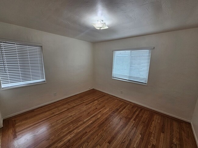 Building Photo - Cozy 2-Bed Oakland Apartment: San Leandro ...