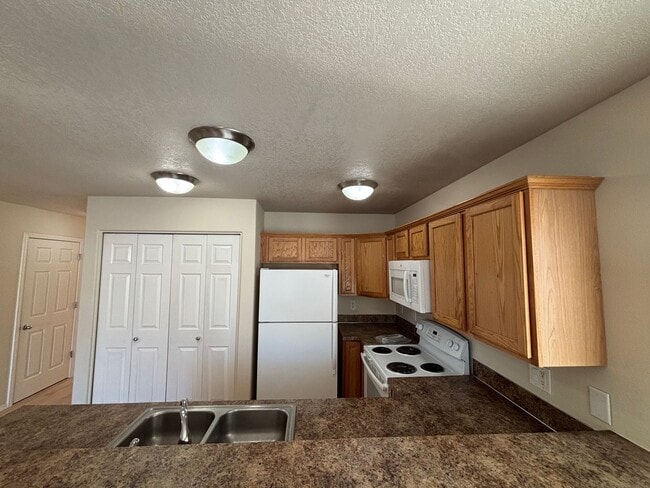 Building Photo - 3 Bedroom 2.5 Bath Duplex