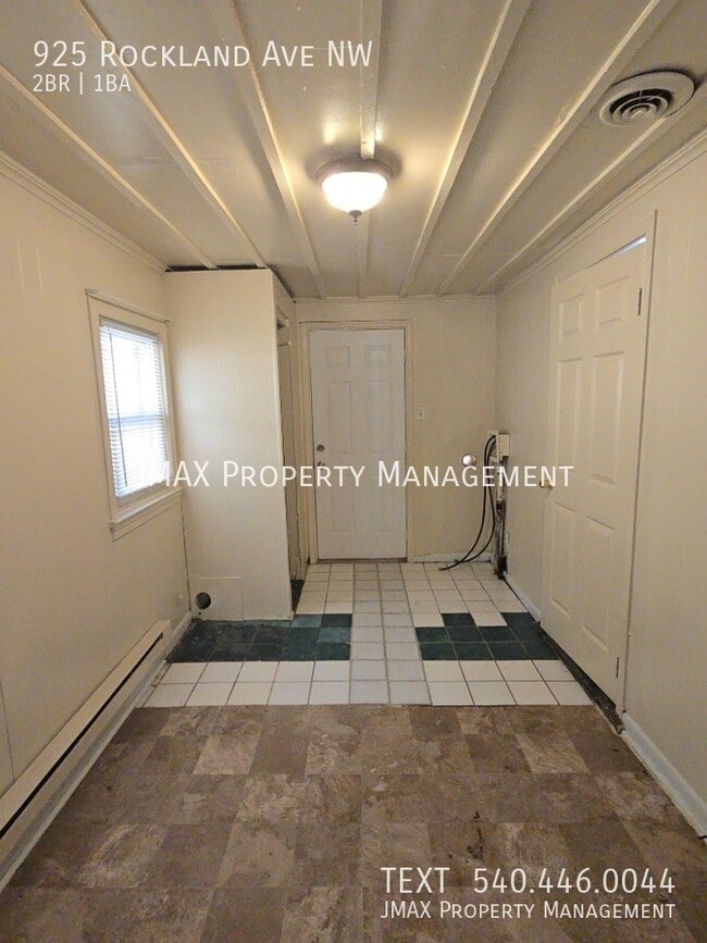 Building Photo - 925 Rockland Ave NW