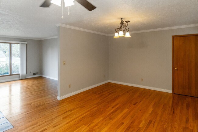 Building Photo - 1214 E 43rd Ave