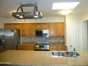 Building Photo - 946 E Loma Vista Dr
