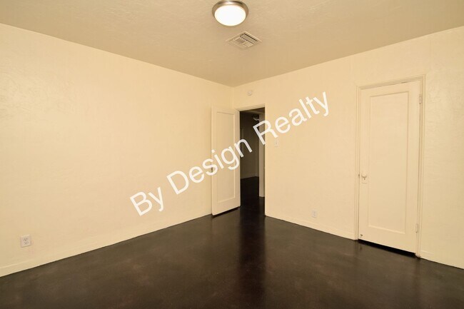 Building Photo - Midtown 2 Bed 1 Bath Home on Huge Lot