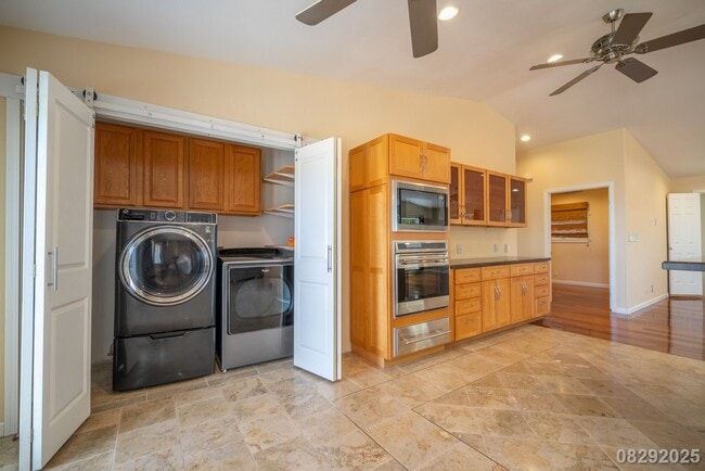Building Photo - 3 Bedroom 3 Bathroom pet negotiable SFH in...