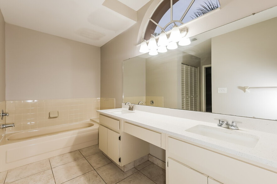 Building Photo - 2612 Brianholly Dr