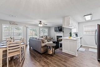 Building Photo - 160 Commons Dr