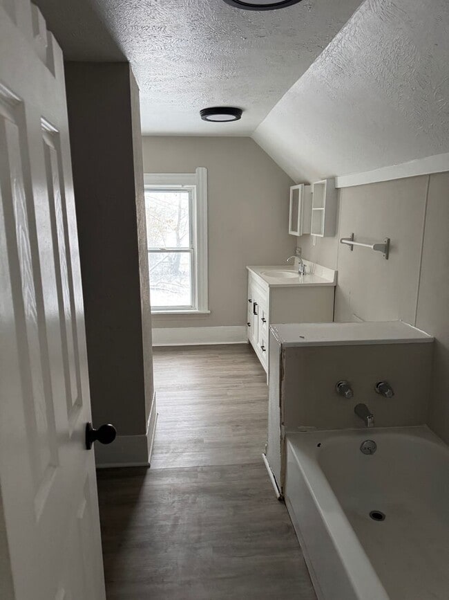 Building Photo - Charming 4-Bedroom Property in Prime Location